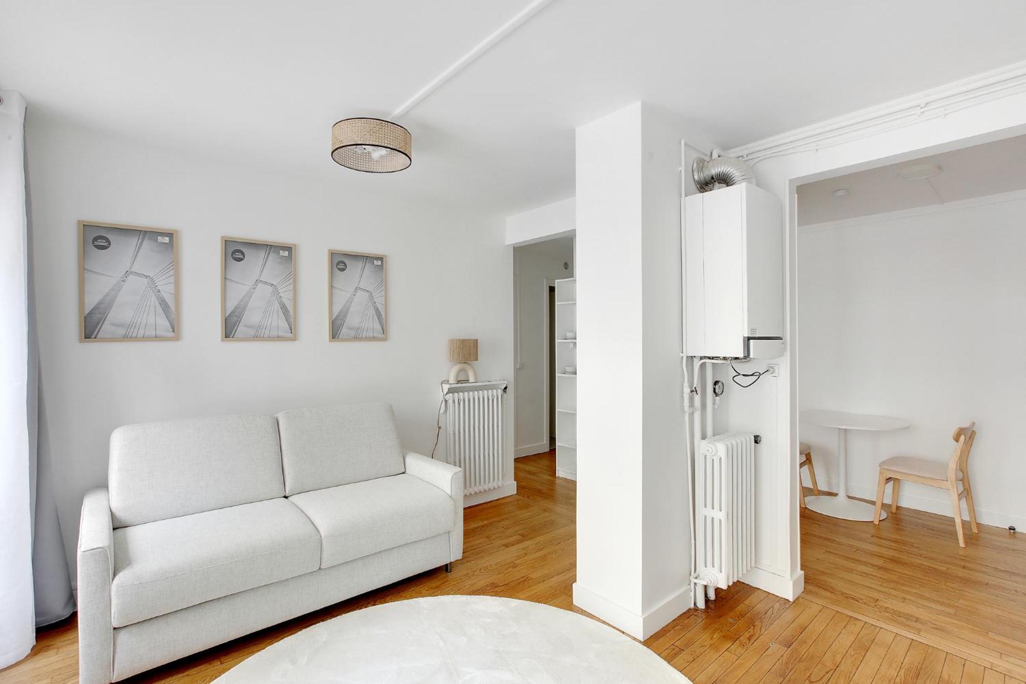 New Near Montparnasse In 15 *