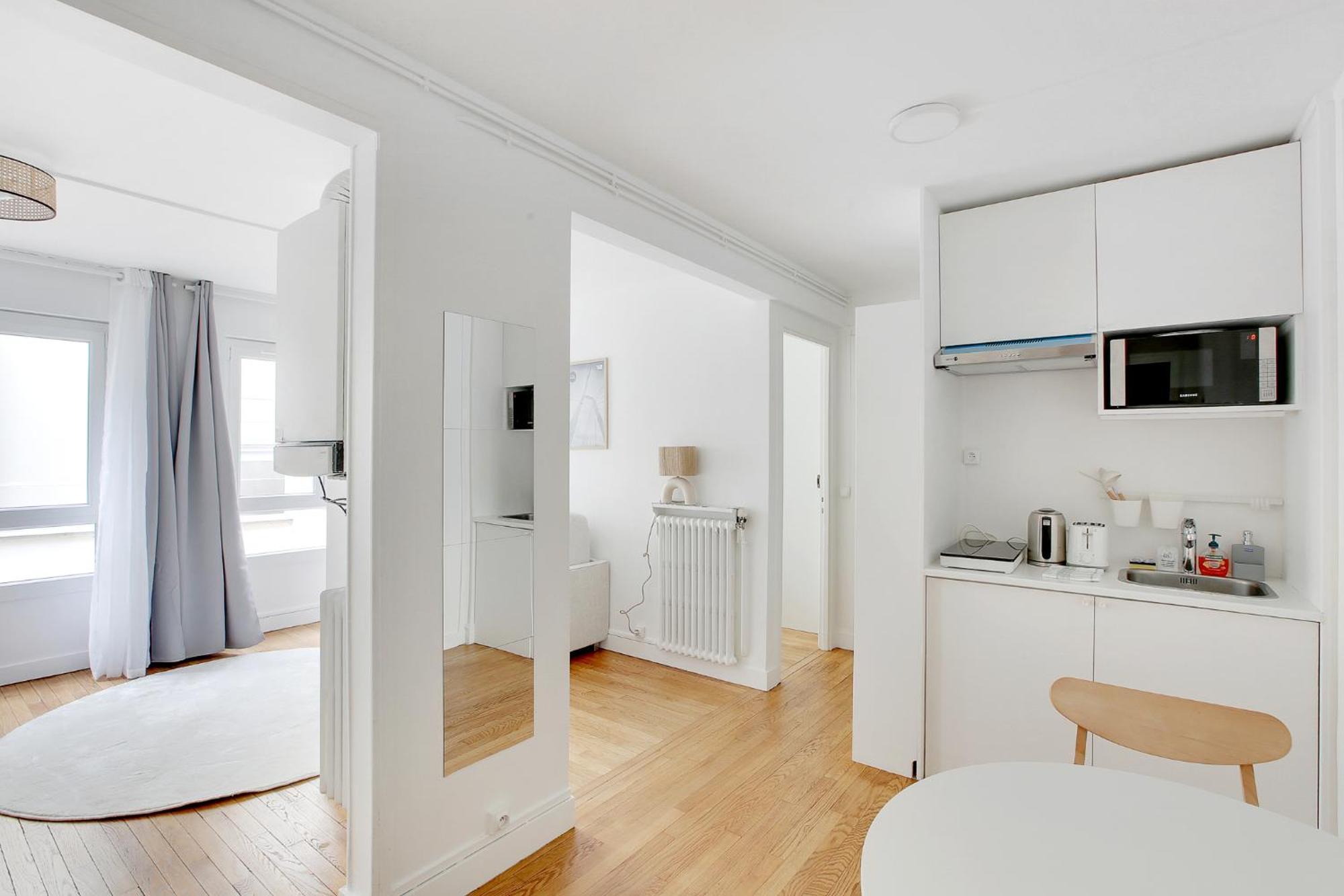 New Near Montparnasse In 15 *